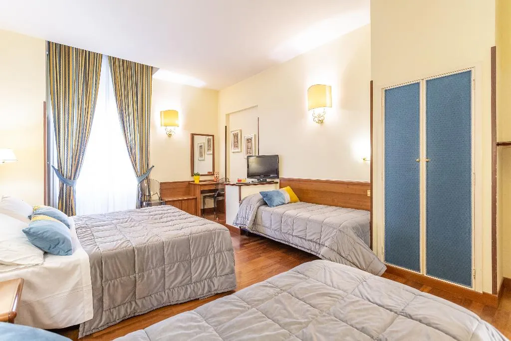 QUADRUPLE STANDARD Room, Medici, Rome