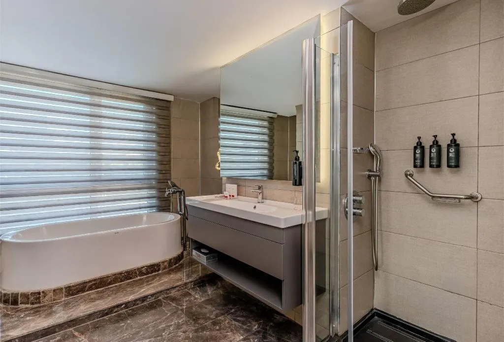 SUITE KING SIZE BED Room, Ramada Plaza by Wyndham Izmir, Izmir