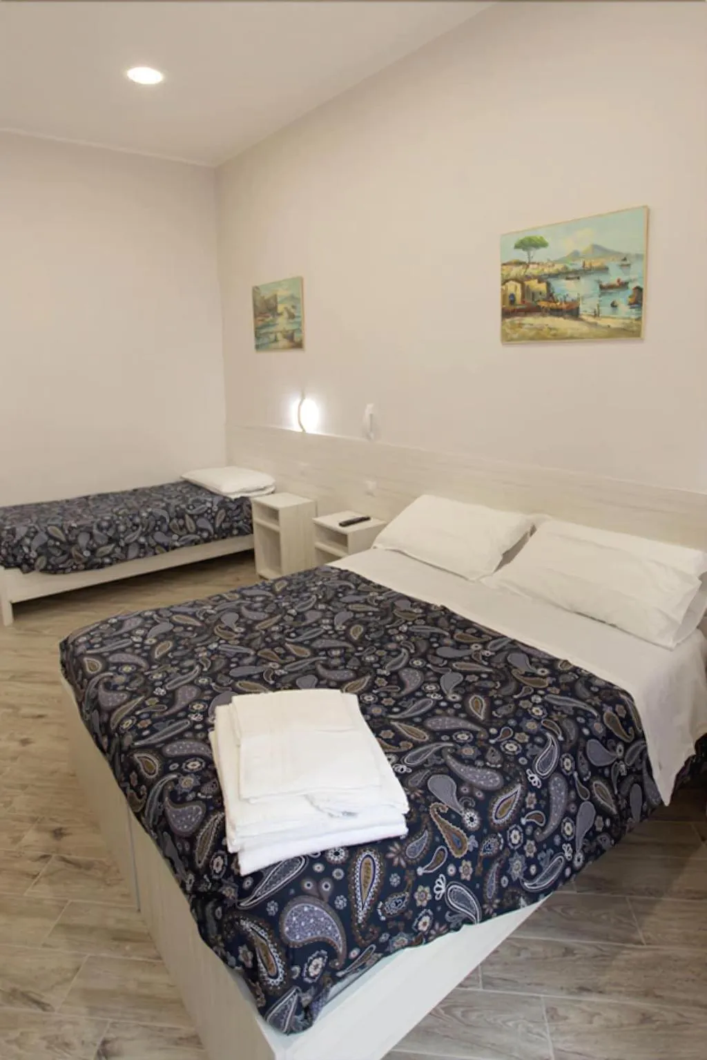 Room, B B Alla Ferrovia, Naples