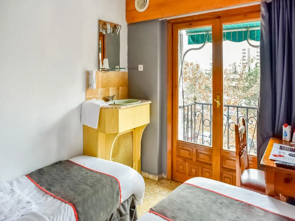 TWIN WITH SHARED BATHROOM Room, Hostal Carabanchel, Madrid