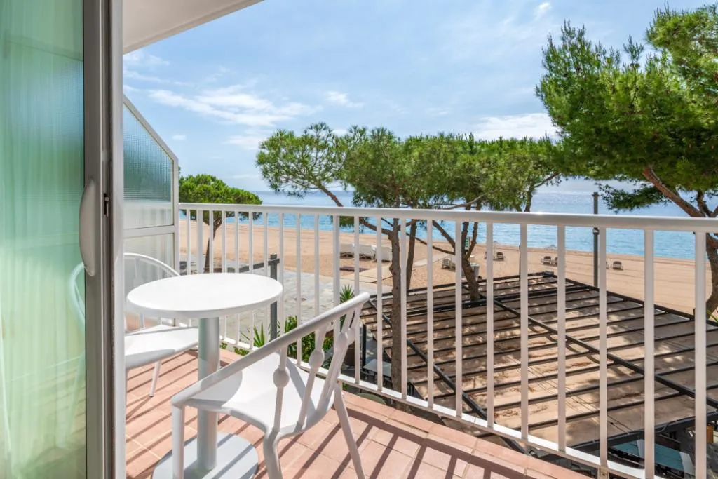 QUADRUPLE OCEAN FRONT WITH BALCONY Room, Hotel Planamar by Escampa Hotels, Costa Brava