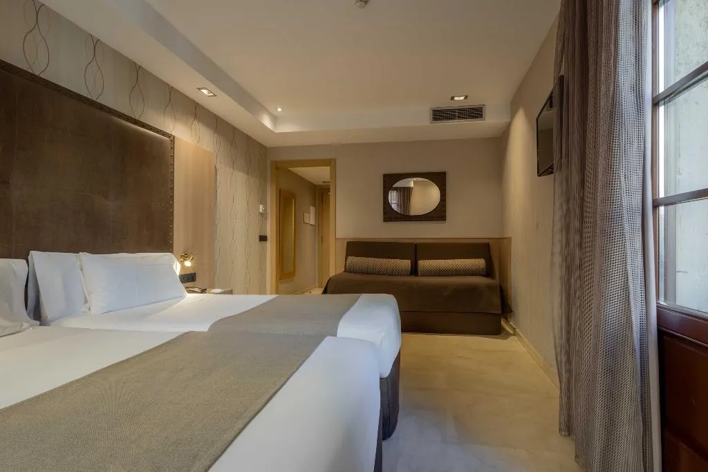 TRIPLE STANDARD Room, Gran Hotel Barcino 4*S, Barcelona