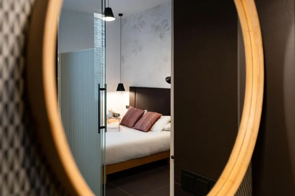 Room, Welldone Quality-Crystal Pool, Seville
