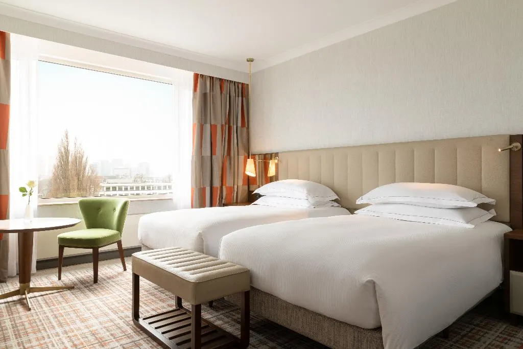 TWIN DELUXE WITH VIEWS Room, Hilton Amsterdam, Amsterdam