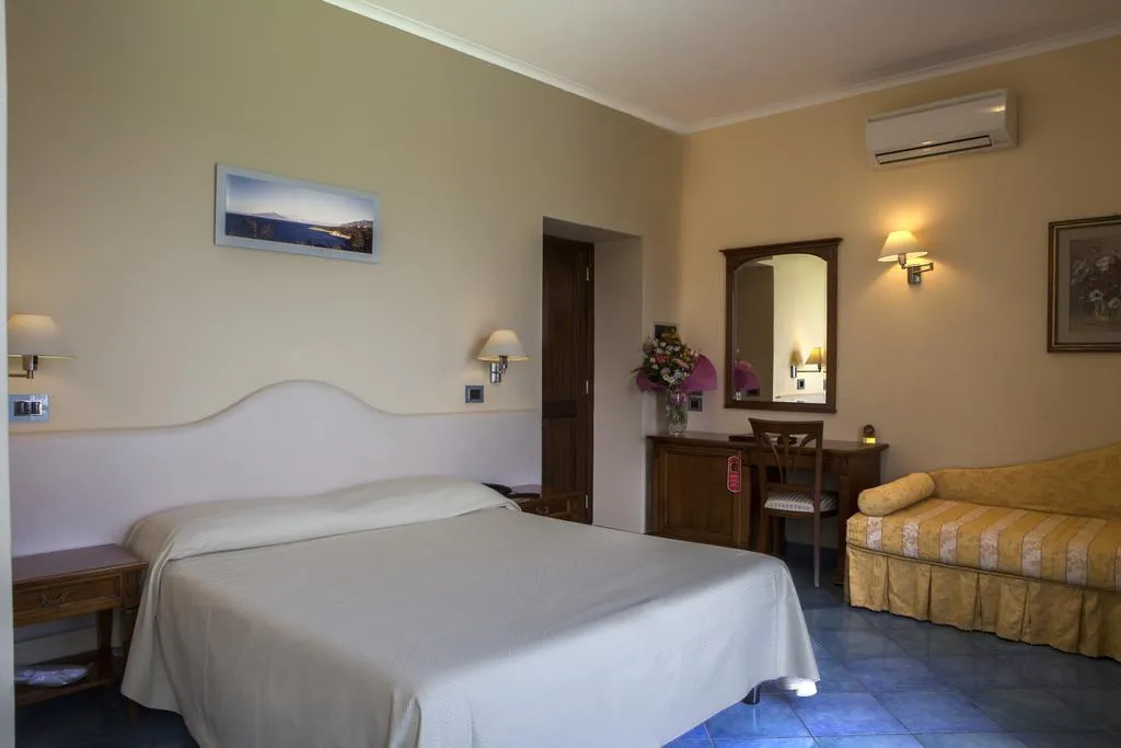 QUADRUPLE STANDARD Room, Il Roseto Resort, Naples