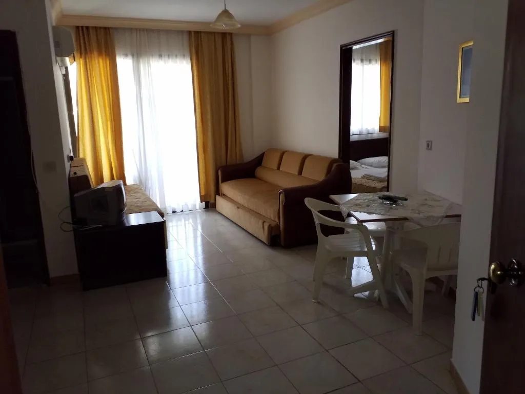 Room, Kamelya, Dalaman