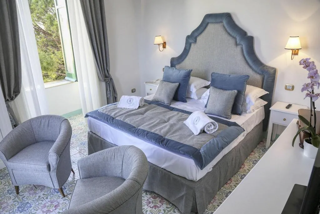 DOUBLE KING SIZE BED Room, Hotel Palazzo Confalone, Naples
