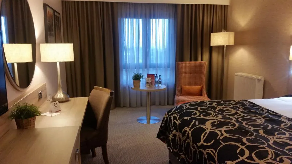 DOUBLE EXECUTIVE KING BED Room, Clayton Hotel Leopardstown, Dublin