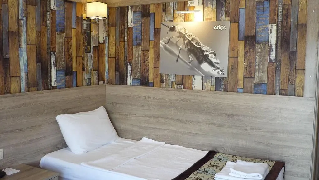 Room, Street61 Studios, Dalaman