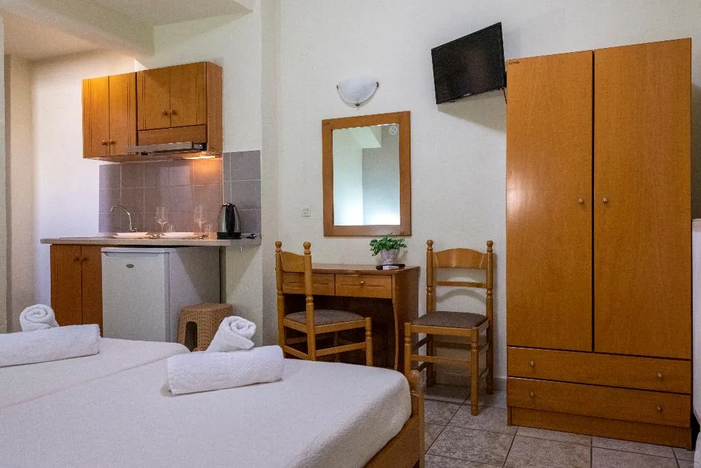 QUADRUPLE WITH BALCONY Room, Lucia Hotel Paralia, Thessaloniki