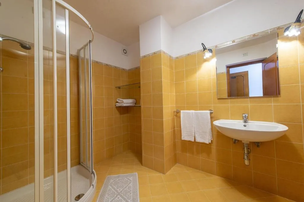 Room, Open Gate, Naples