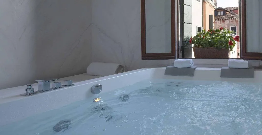 APARTMENT WITH JACUZZI Room, Palazzo Paruta, Venice