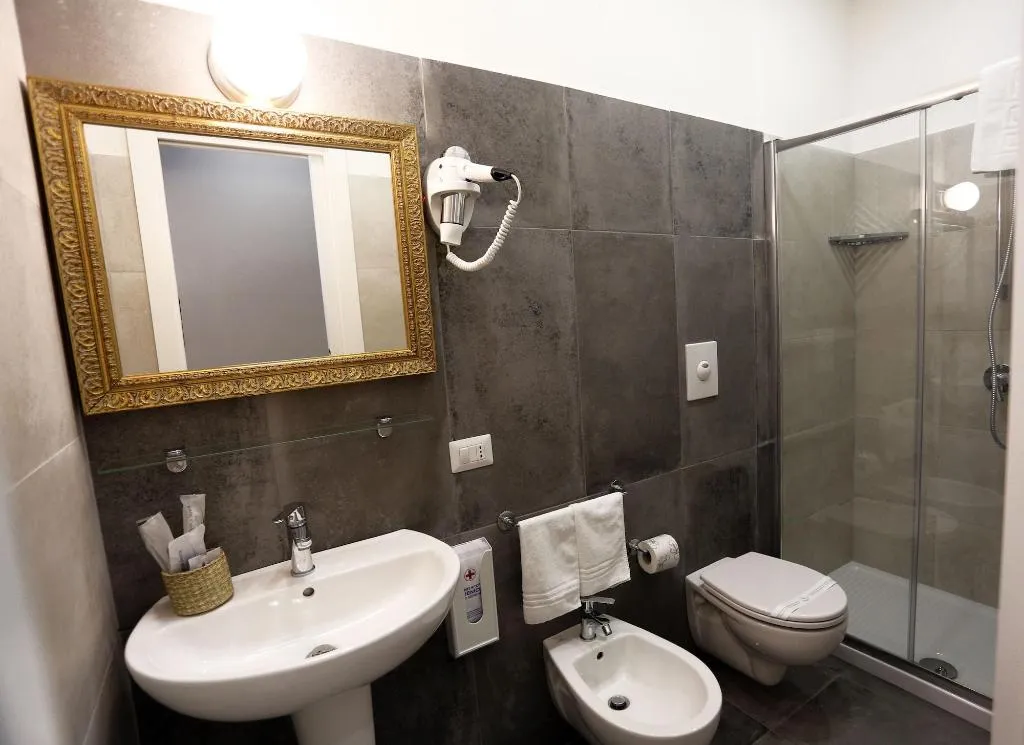 Room, Piazza Bovio 22, Naples