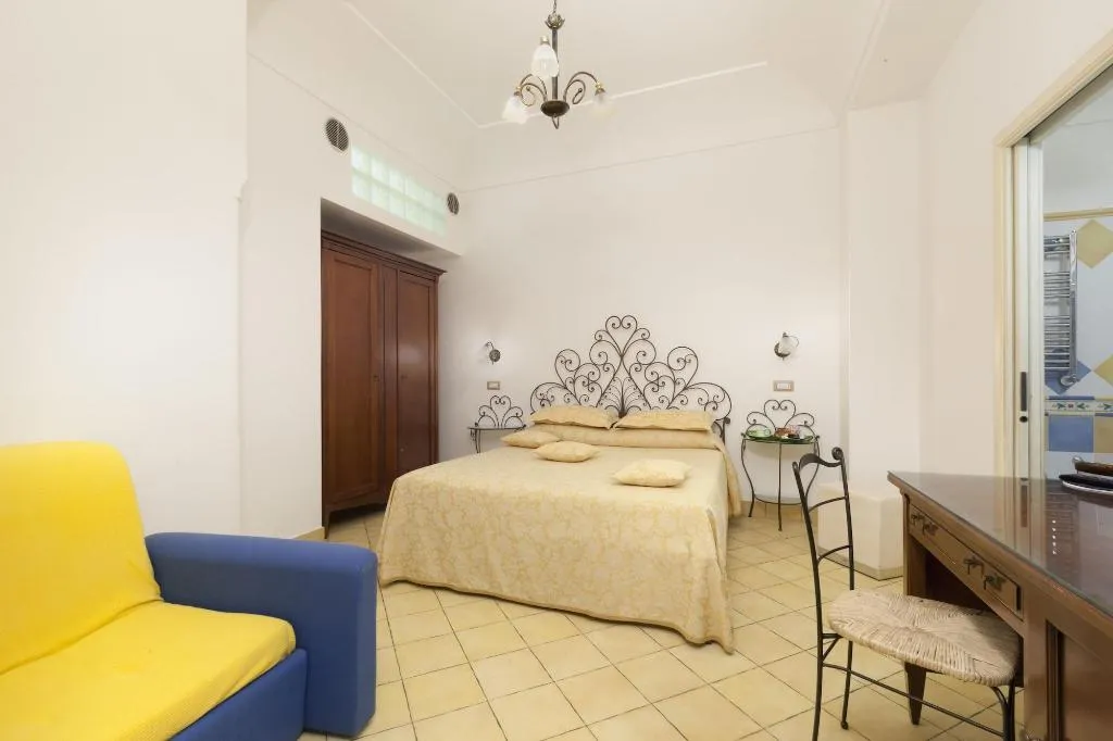 Room, La Sorgente Del Sole, Naples