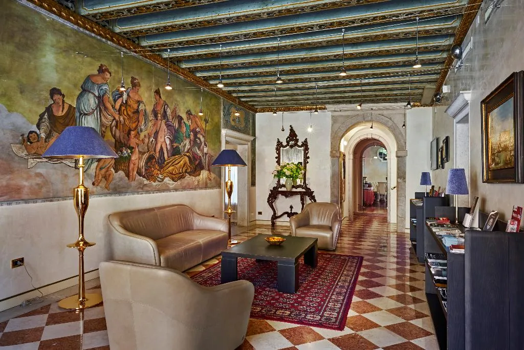 Lobby, Gardena, Venice