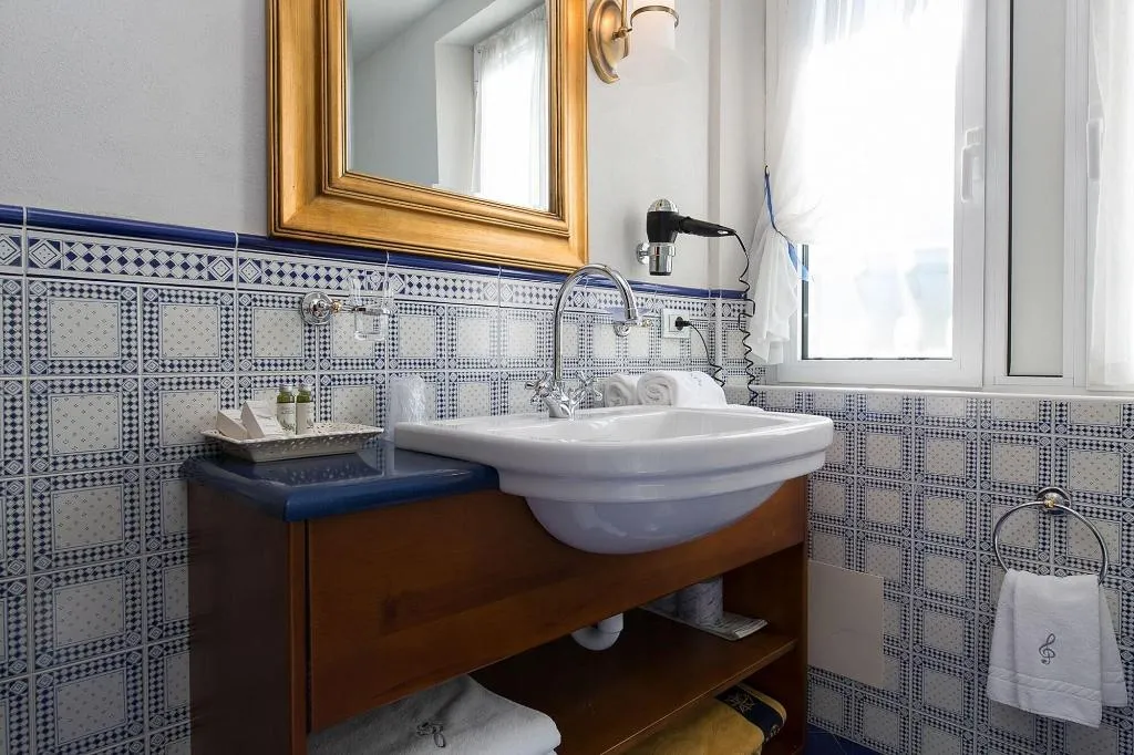 Room, Serenella, Milan