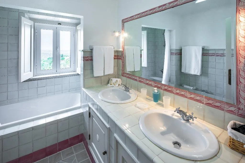 VILLA SIX BEDROOMS WITH PRIVATE POOL Room, Shantivillas, Algarve