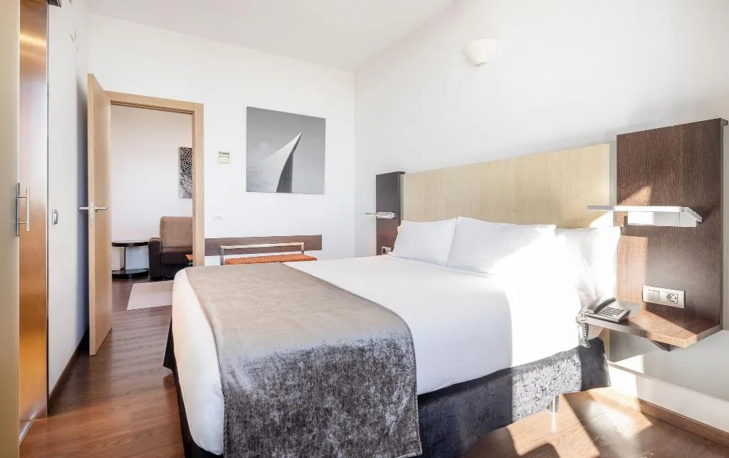 JUNIOR SUITE QUEEN SIZE BED Room, Ilunion Aqua 4, Valencia