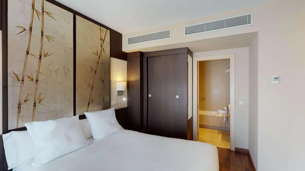 Room, Radisson RED Madrid, Madrid