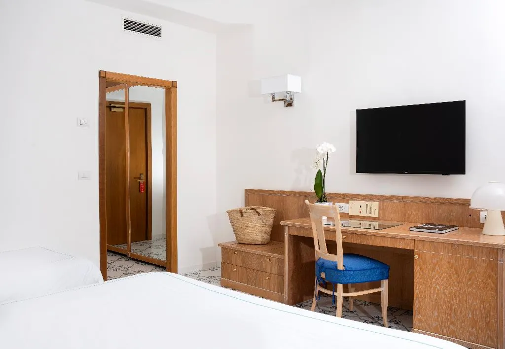 DOUBLE WITH BALCONY Room, Grand Hotel Vesuvio, Naples