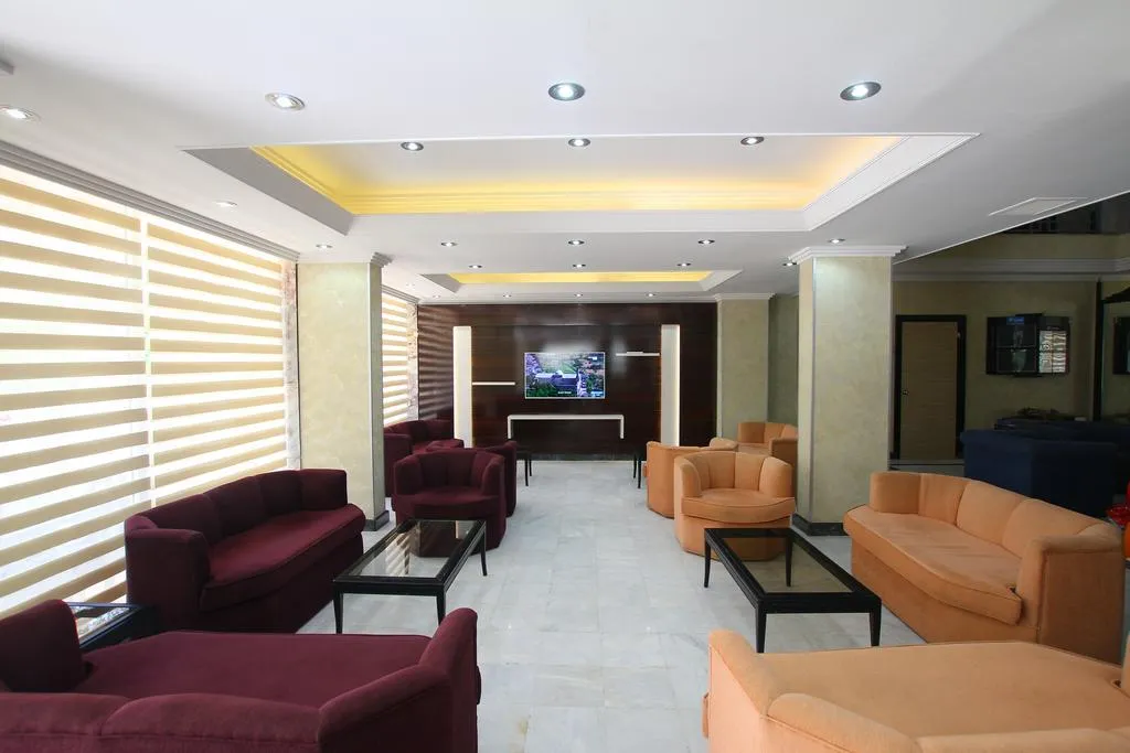 Lobby, Myra, Dalaman