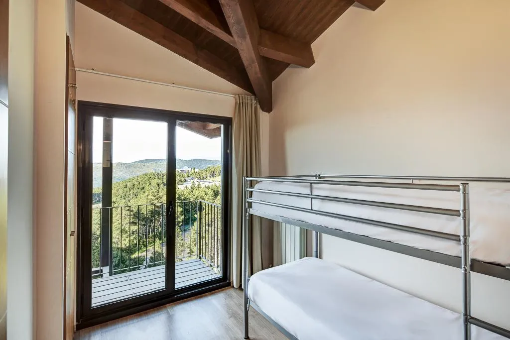 APARTMENT THREE BEDROOMS ONE BATHROOM Room, Apartments Masella 1600  Turistics, Costa Brava