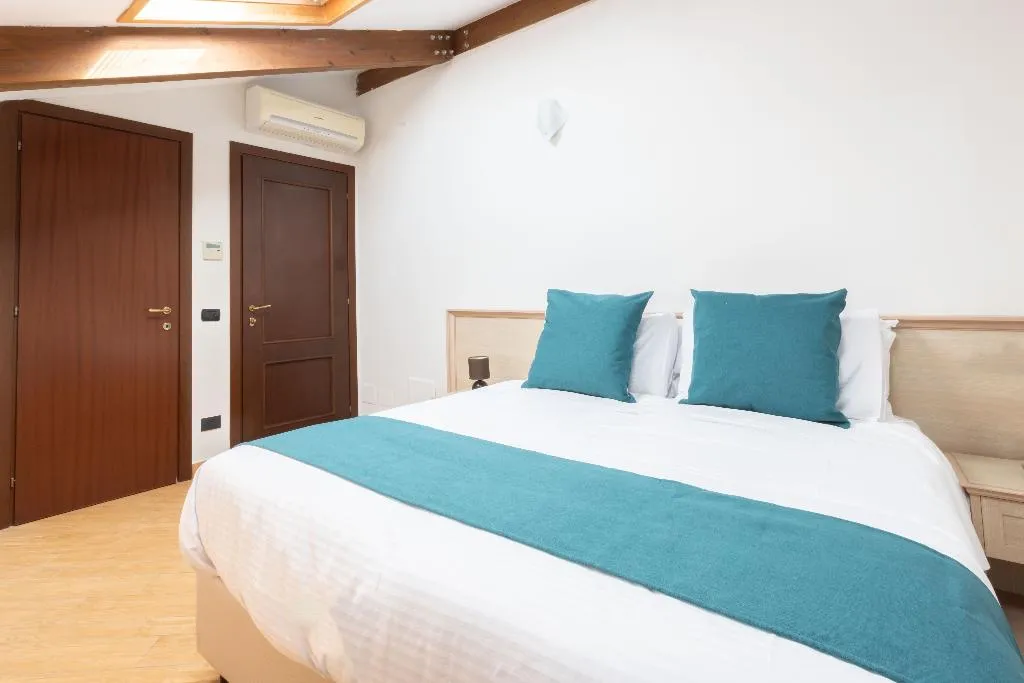 Room, Casale Antonietta, Naples