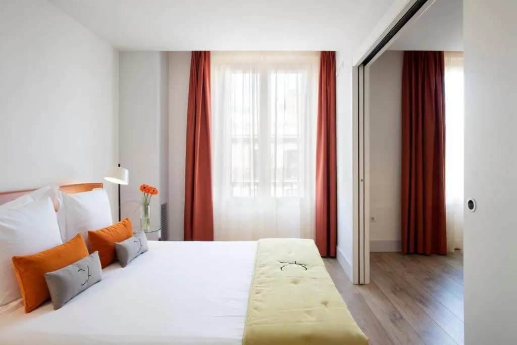 APARTMENT CAPACITY 5 THREE BEDROOM Room, Cosmo Apartments Passeig de Gracia, Barcelona