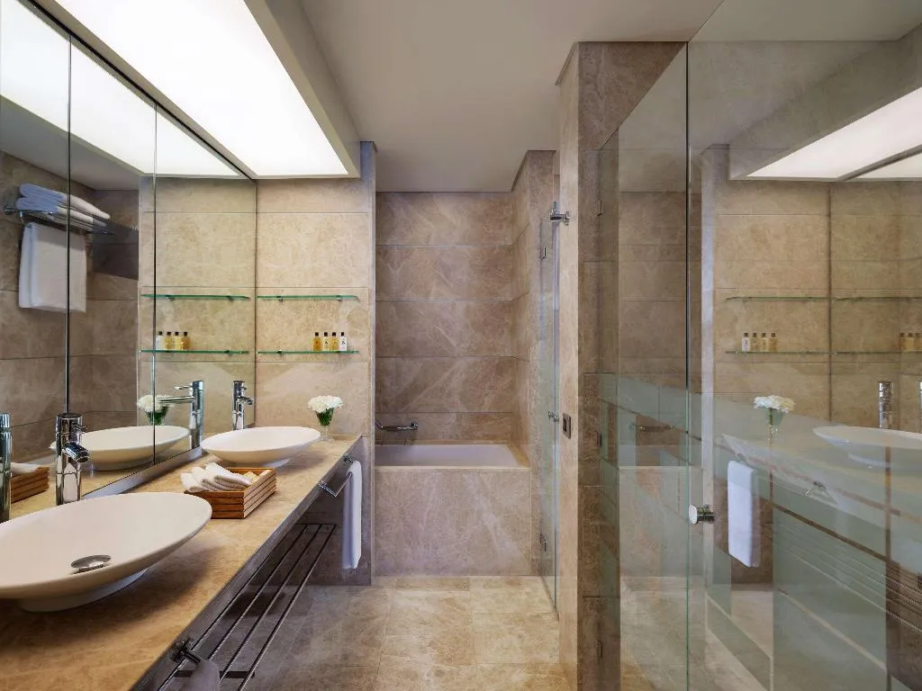 SUITE KING SIZE BED Room, Swissotel Buyuk Efes Izmir, Izmir