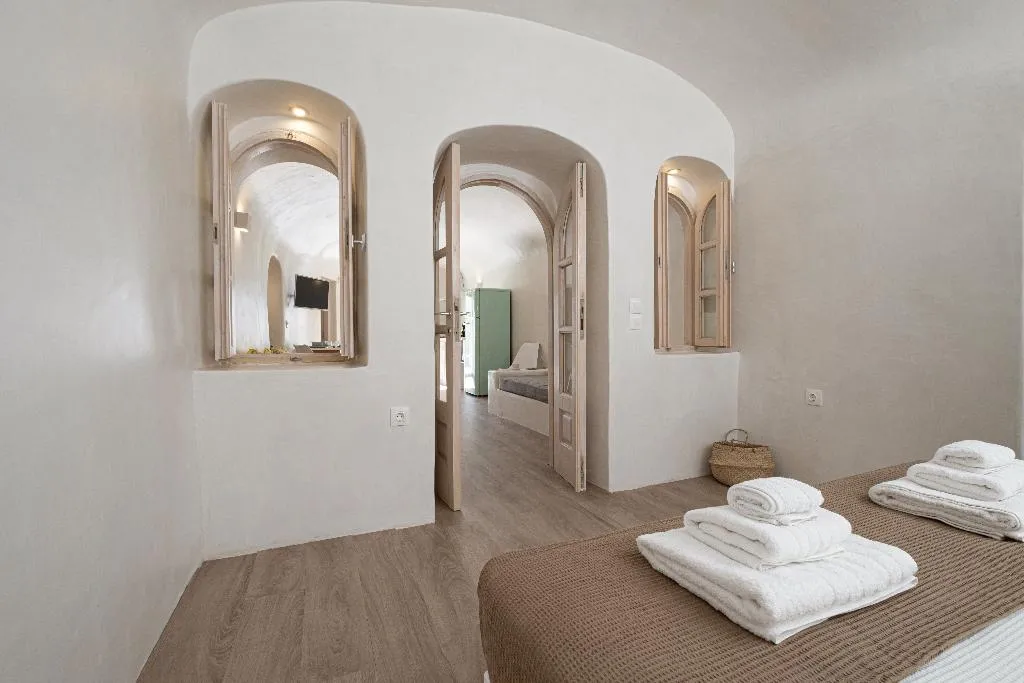 HOUSE TWO BEDROOMS TWO BATHROOMS Room, White Orchid Cave House & Studio, Santorini