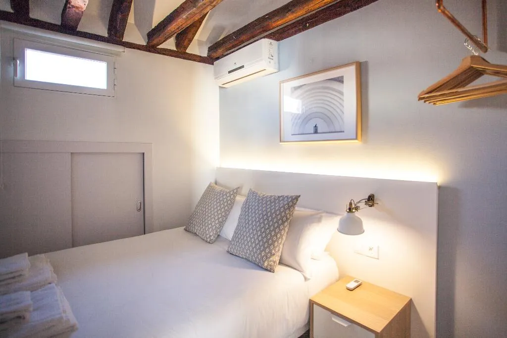 APARTMENT TWO BEDROOMS WITH AIR CONDITIONING Room, Gran Central Suites, Madrid