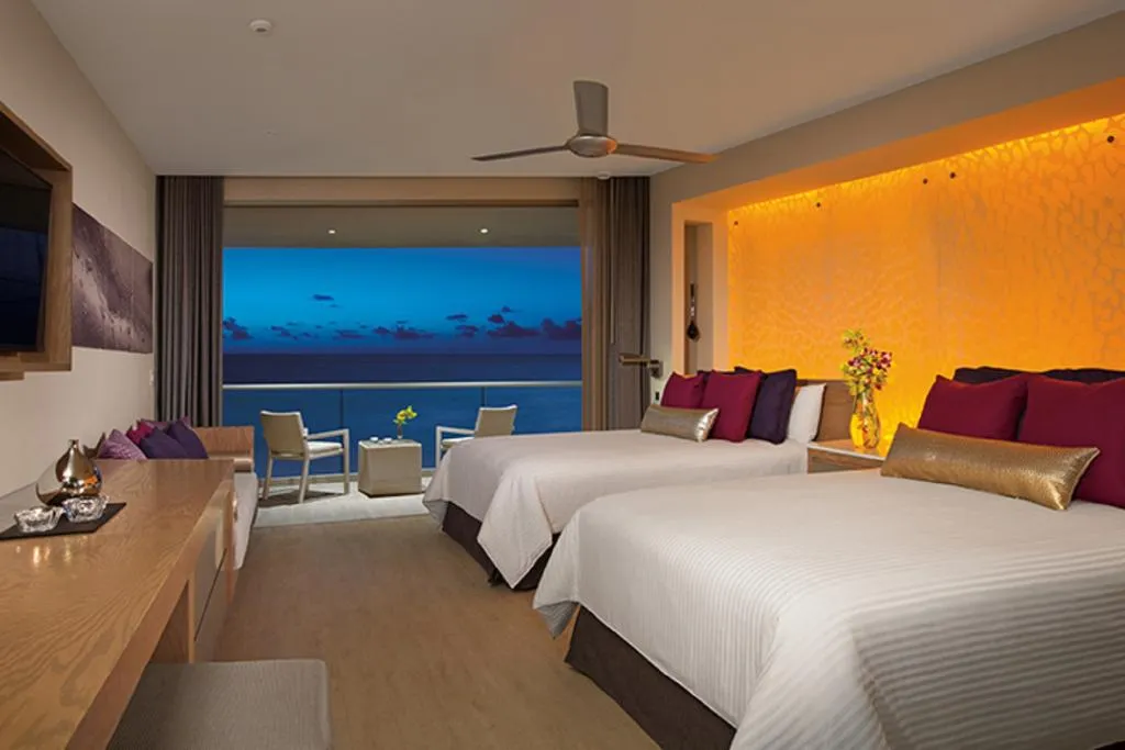 JUNIOR SUITE CLUB BEACH FRONT Room, Breathless Riviera Cancun Resort and Spa, Cancun Area