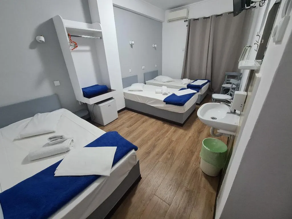 TRIPLE WITH SHARED BATHROOM Room, Sparta Team Hotel- Hostel, Athens
