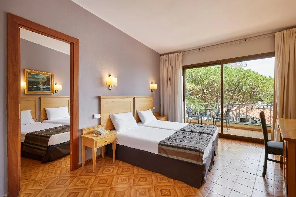 QUADRUPLE STANDARD Room, Columbus, Costa Brava