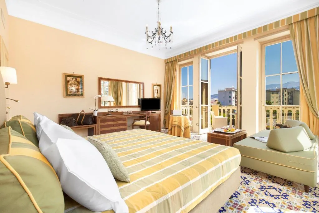 JUNIOR SUITE KING SIZE BED Room, Antiche Mura, Naples
