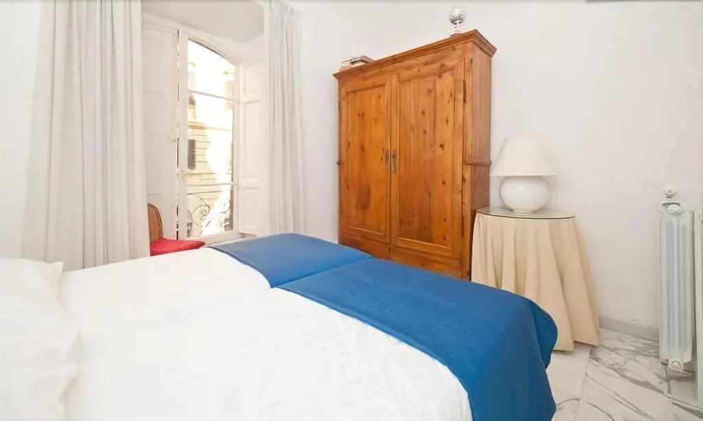 Room, 2 Be Home Colosseo, Naples
