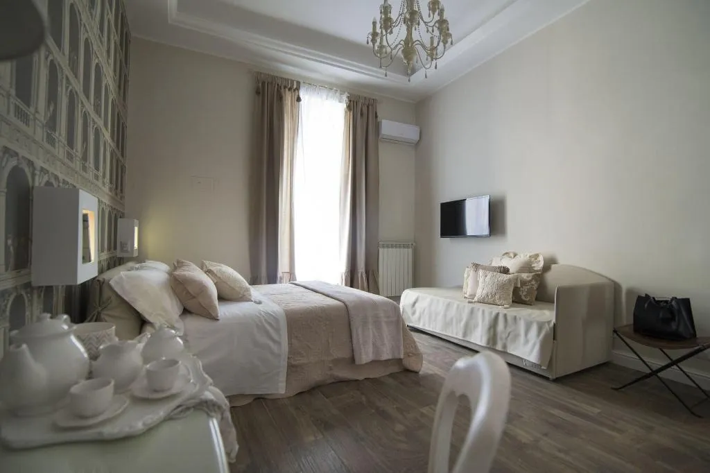 Room, Domus Deorum Deluxe, Naples