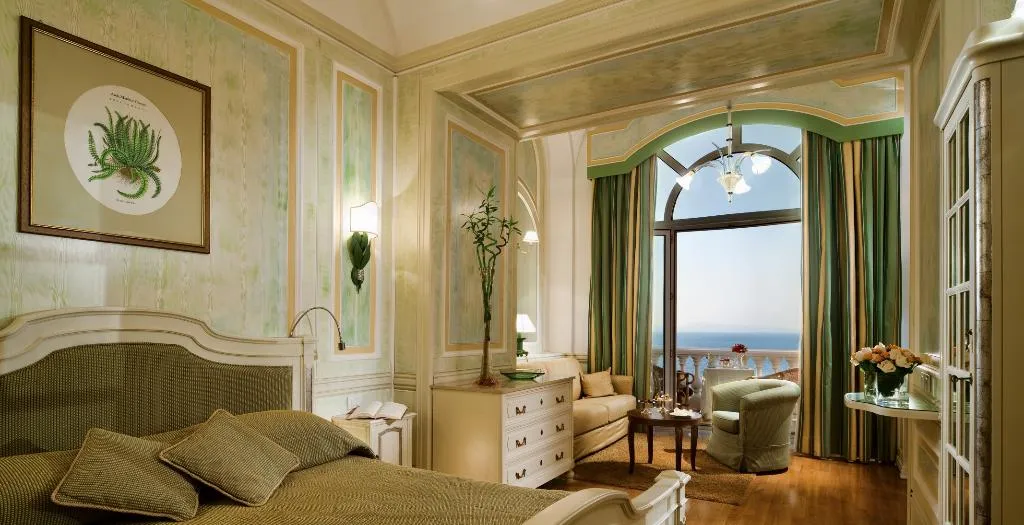 JUNIOR SUITE DELUXE SEA VIEW Room, Grand Hotel Excelsior Vittoria Spa, Naples