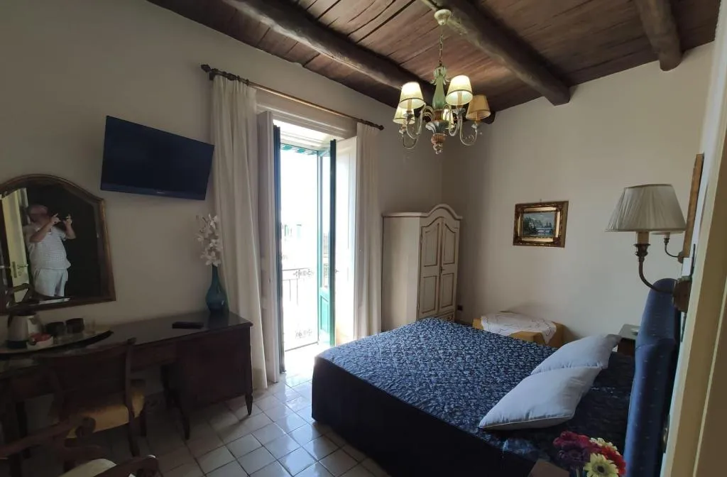Room, Residenza Del Duca, Naples