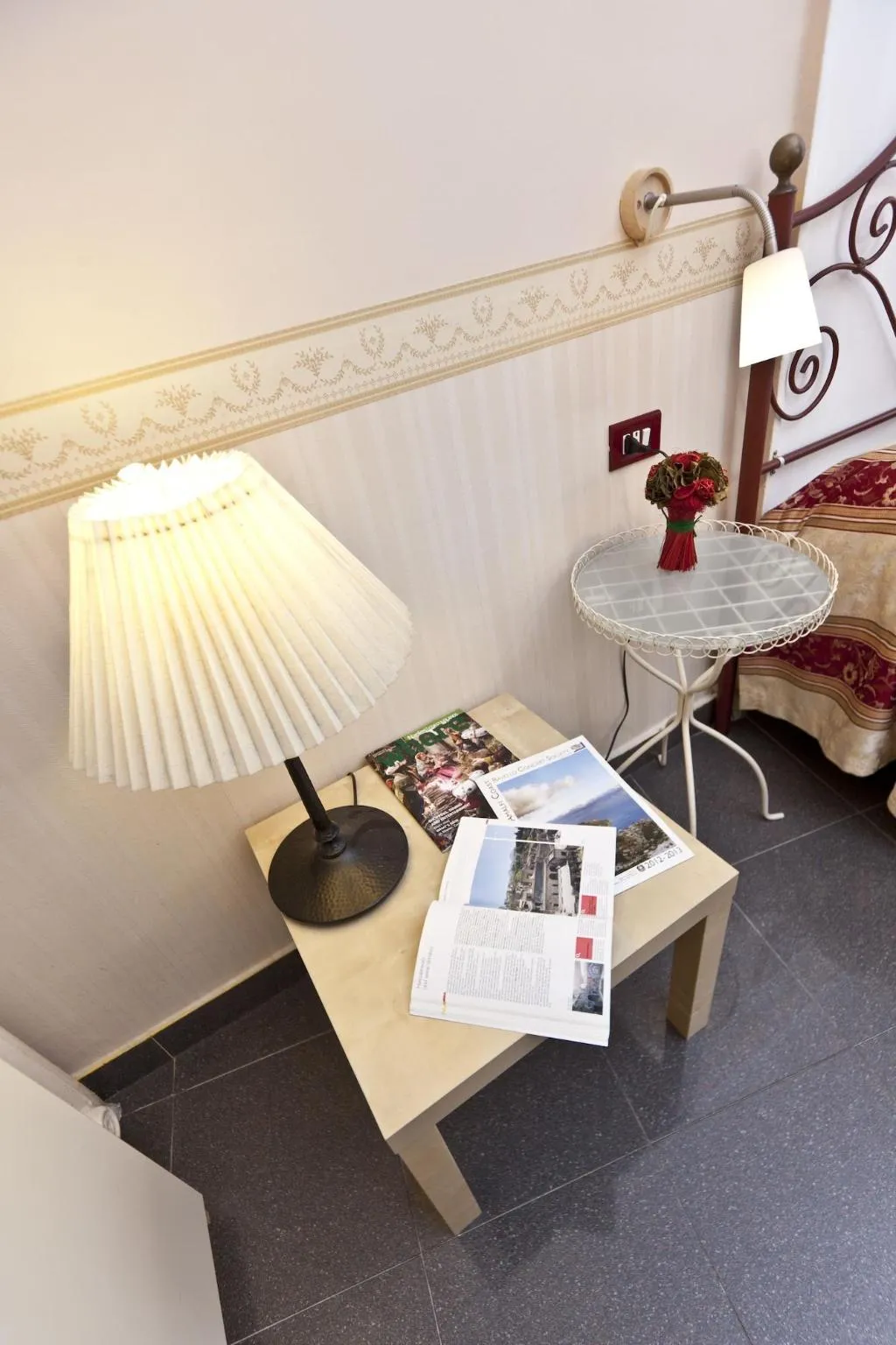 Room, Medinaples, Naples