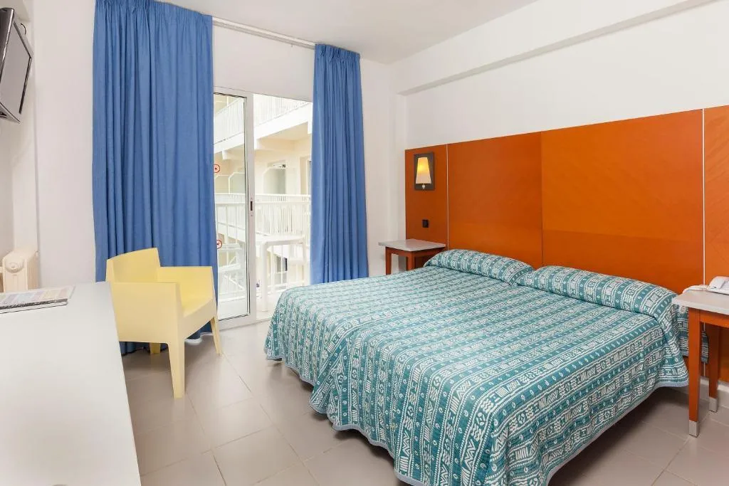TRIPLE ECONOMY Room, Port Fiesta Park, Costa Blanca