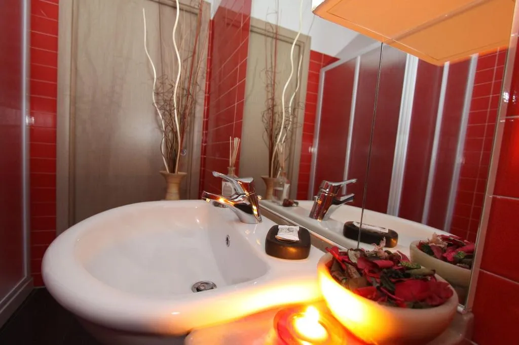 Room, Moonrose, Milan