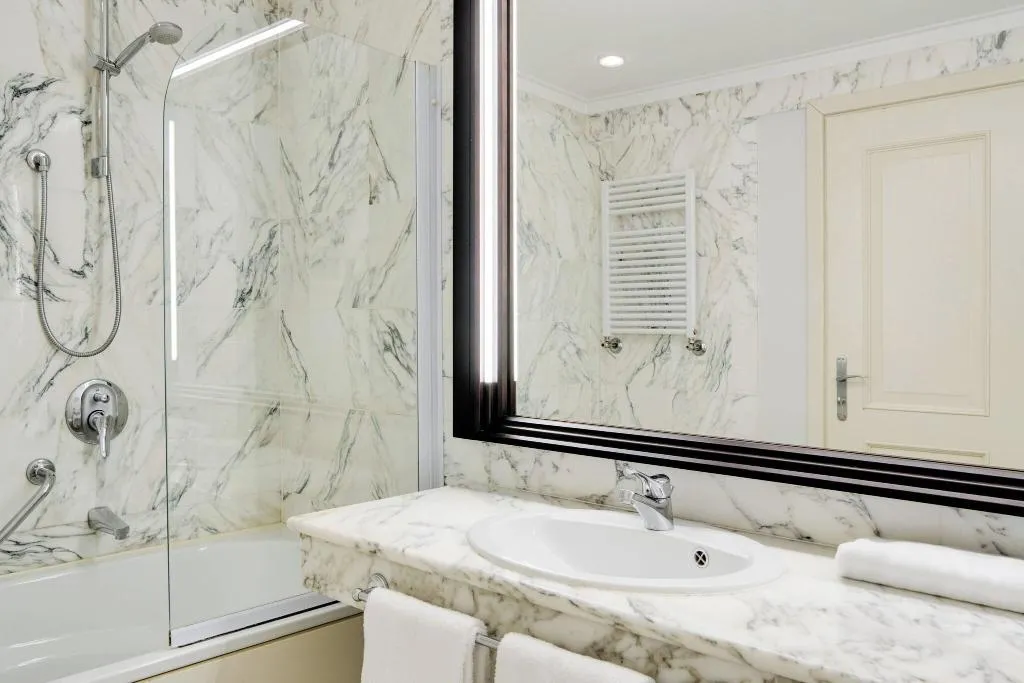 DOUBLE DELUXE KING BED Room, Sheraton Lake Como, Milan