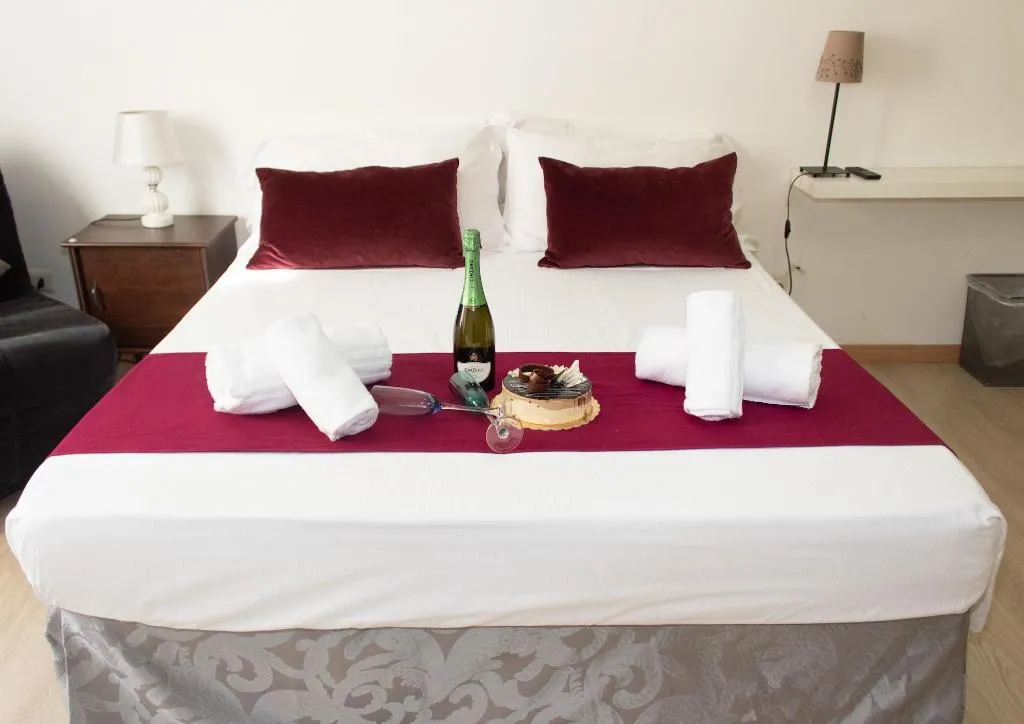 Room, Arthouse, Naples