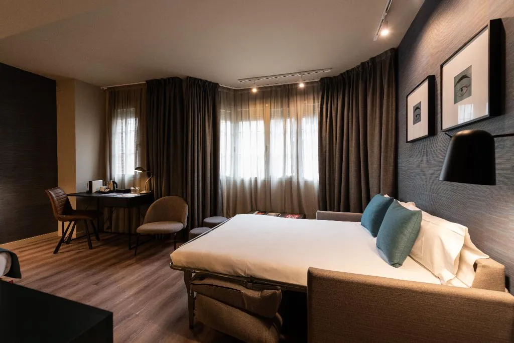 TRIPLE STANDARD Room, Atenea Rekord Suites, Barcelona
