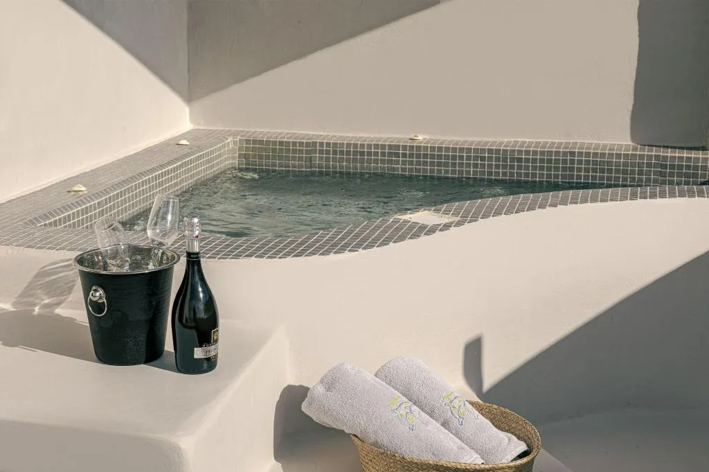 DOUBLE WITH JACUZZI Room, Grand View Hotel, Santorini