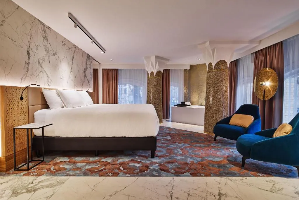 SUITE KING SIZE BED Room, Clayton Hotel Amsterdam American, Amsterdam