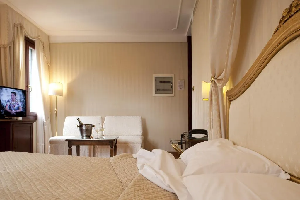 JUNIOR SUITE CANAL VIEW Room, Ca' d'Oro, Venice
