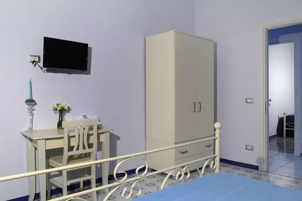 Room, The Reef, Naples
