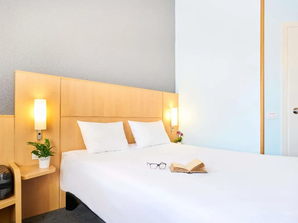 DOUBLE PREMIUM Room, Ibis Como, Milan